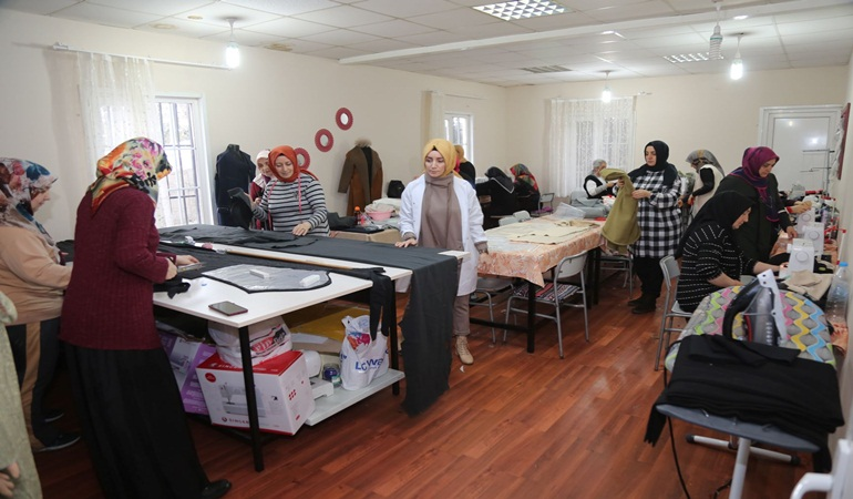 Gölcüklü anneler depremzede evlatlarını ısıtmak için üretiyor