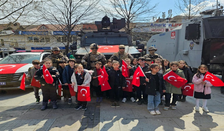 Gölcüklü çocukların kalbinde polis sevgisi var