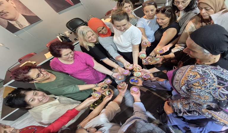 Gölcüklü kadınlar renkli mumlar üretti