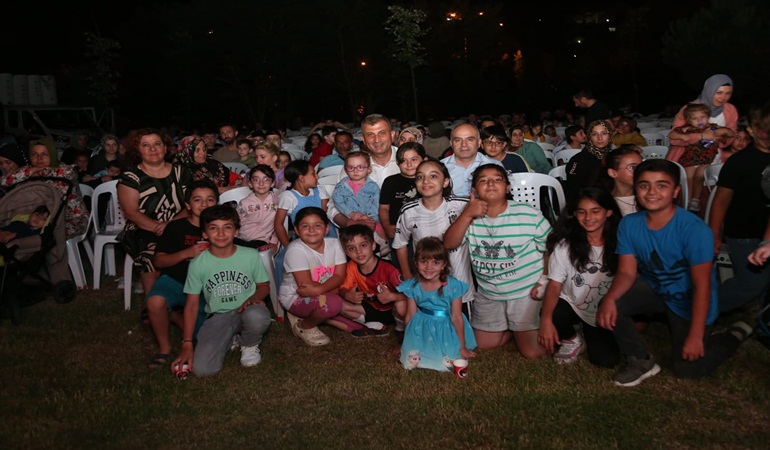 Gölcüklü minikler açık havada sinema keyfini çok sevdi 