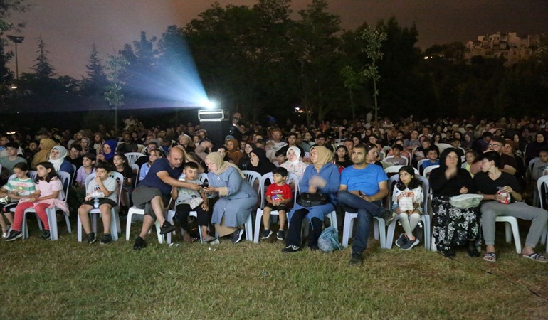 Gölcüklüler açık hava sinema akşamlarını çok sevdi