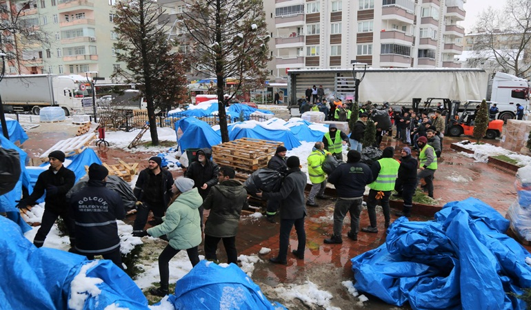 Gölcüklüler Tırlara yardım doldurmaya devam ediyor