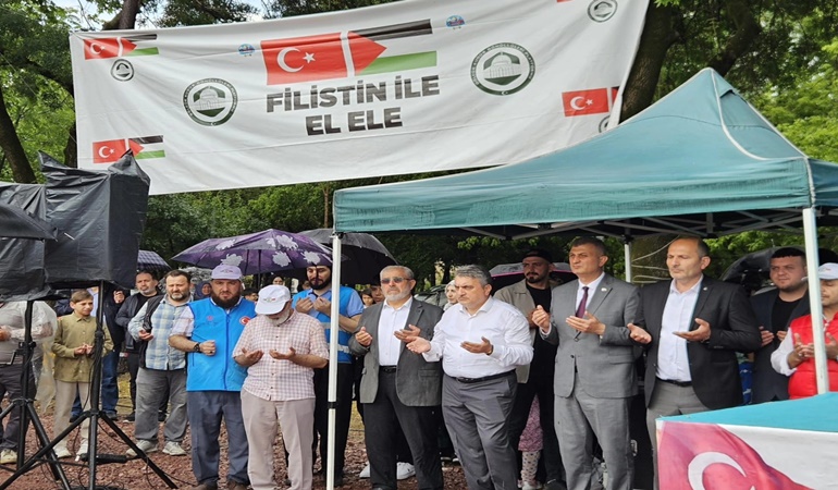 Gölcüklüler yağmur altında Filistin için bir araya geldi