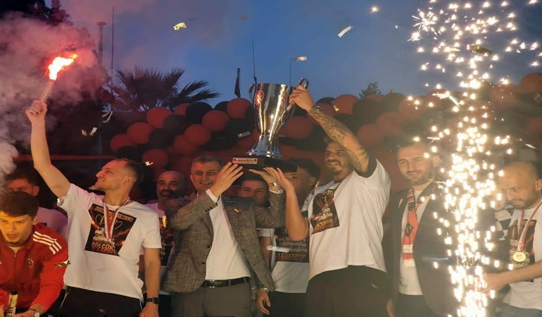 Gölcükspor’un şampiyonluk coşkusuna Başkan Sezer de ortak oldu
