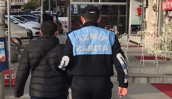 Görme engelli vatandaşın yardımına zabıta koştu