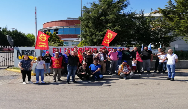 Grevlerini sürdüren Neşe Plastik işçilerine EMEP'ten ziyaret