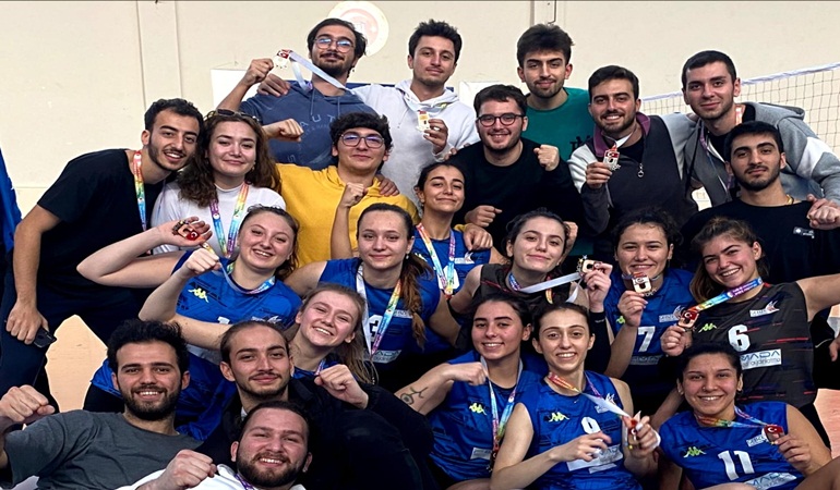 GTÜ voleybol takımları turnuvadan iki kupayla döndü