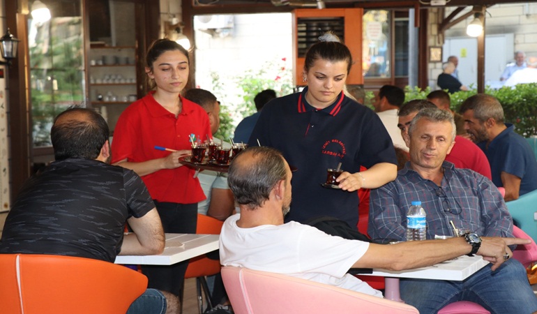 Gülümse Kafe Fevziye, vatandaşların yüzünü güldürdü