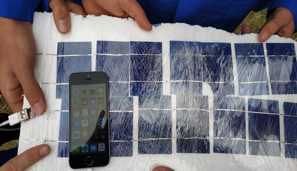 Güneş enerjisiyle telefonu şarj ettiler