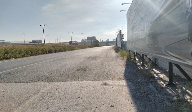 Güvenli yaya kaldırımı ve bisiklet yolu yok