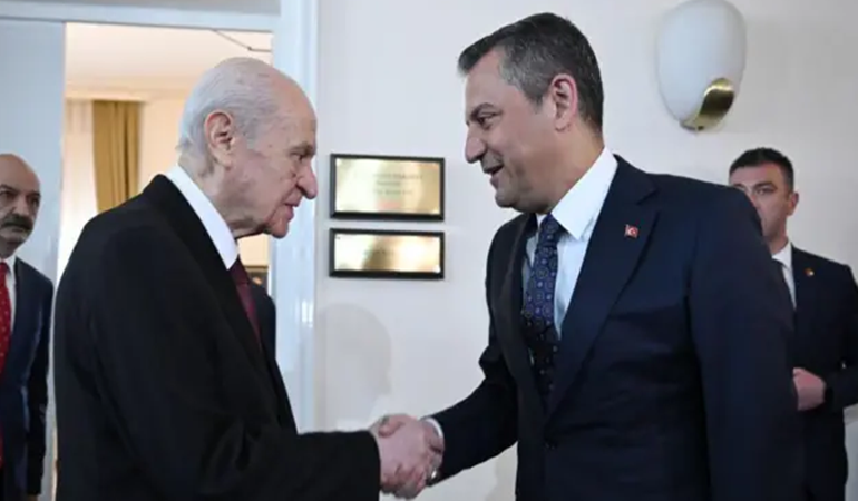 Güvenmediği yargının kararını bekleyen Özgür Özel!