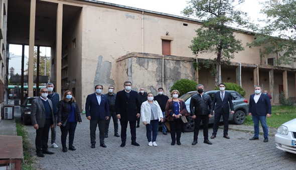 Halkevi binasını görmezden gelmek..