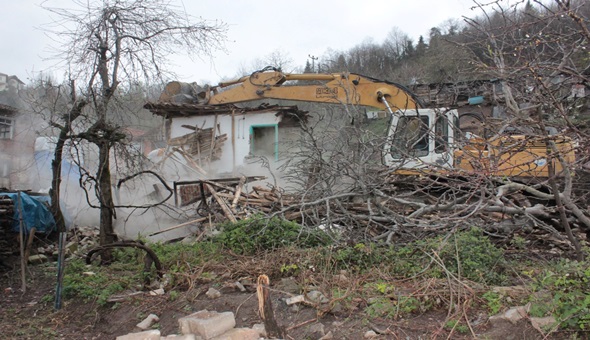 Hasaneyn'de dört metruk bina yıkıldı