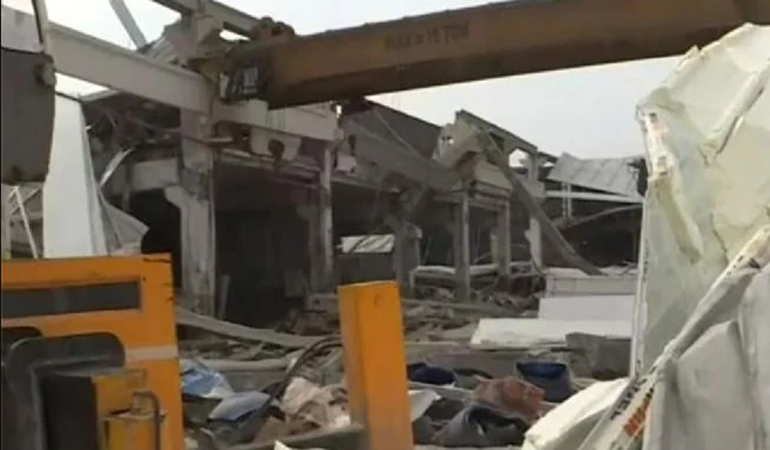 Hasar gören fabrika çöktü, eşya çıkarmaya giren 1 işçi öldü