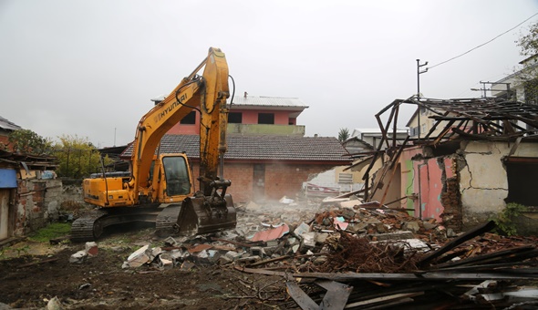 Hasarlı yapıların yıkımı başladı