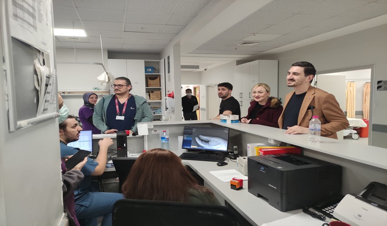 Hastane hastane gezip iftarlık yemekler ikram ettiler!