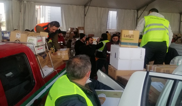 Hatay Defne’ye ulaşan tüm yardımlar Büyükşehir koordinesinde dağıtılıyor