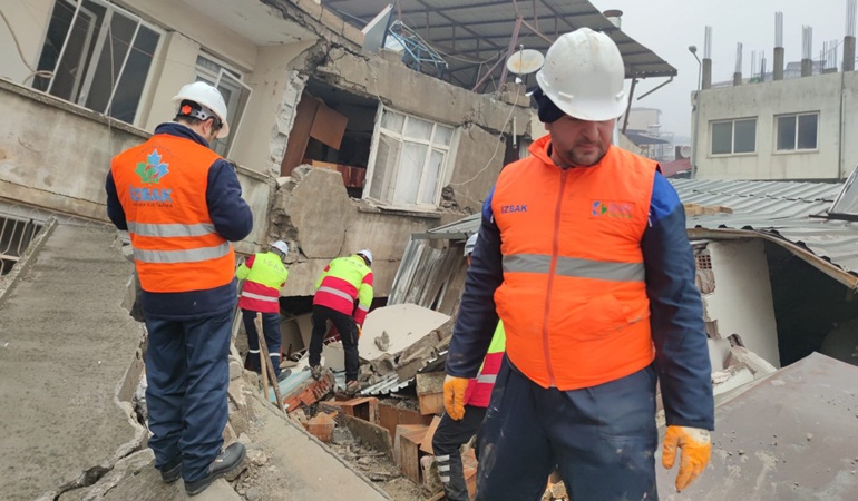 Hatay Kırıkhan’a ilk ulaşan İZBAK vatandaşlara umut oldu