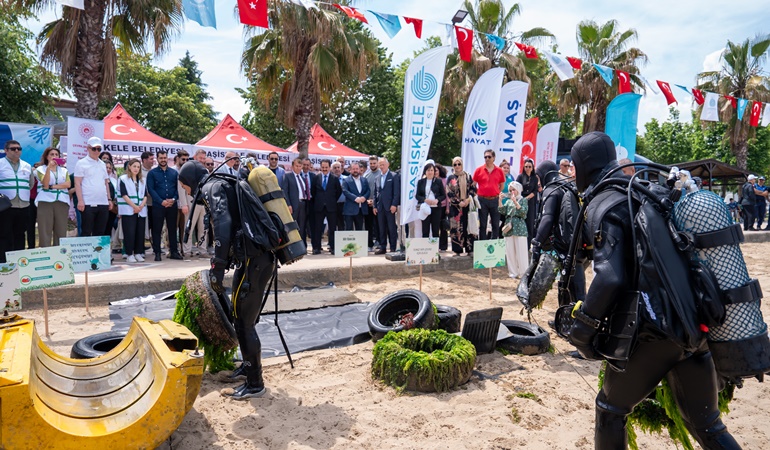 Hayat Kimya ve Limaş Kocaeli sahilini temizledi