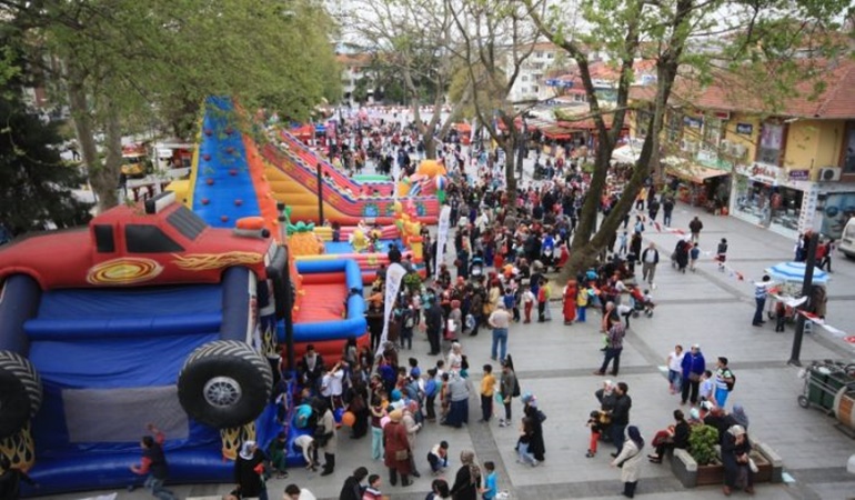 Haydi çocuklar Gölcük Anıtpark’ta 23 Nisan coşkusuna