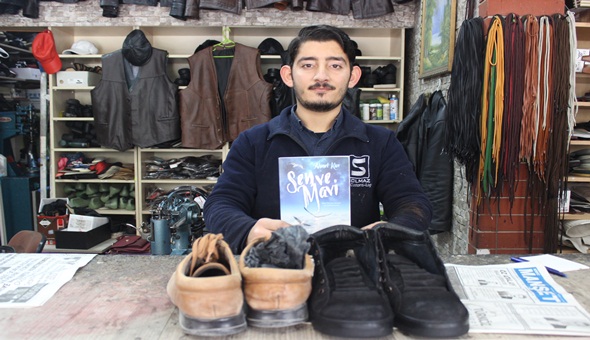 Hem ayakkabı tamir ediyor, hem de kitap yazıyor