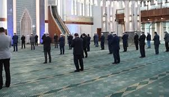 Her hafta bir camide namaz kılınacak