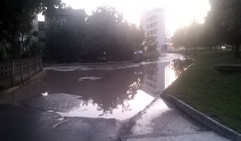 Her yağmurda göle dönen cadde