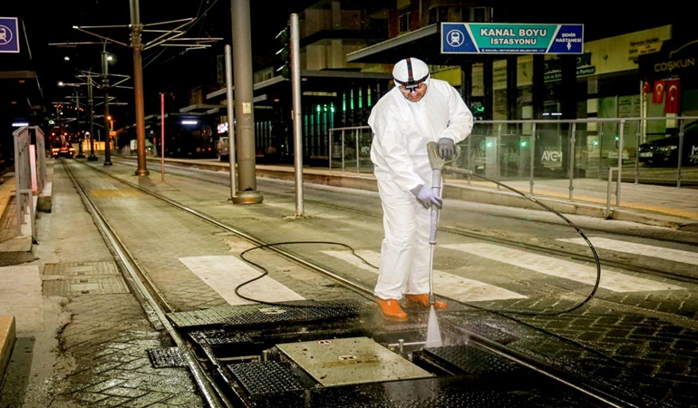 Herkes uyurken tramvay rayları elden geçiriliyor 