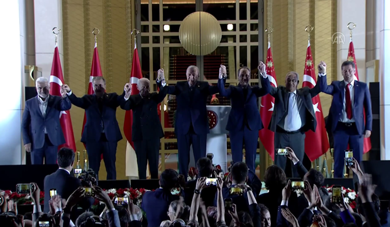 HÜDA-PAR ile aynı karede birlikte AKP’lileri selamladı