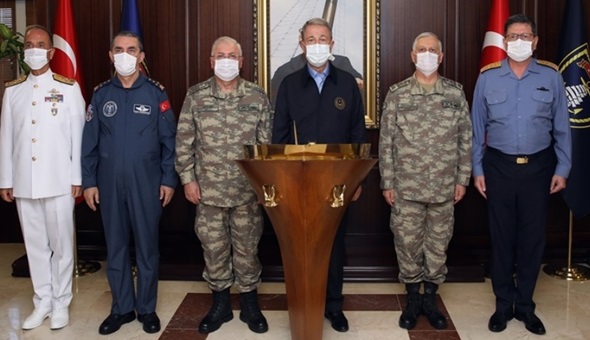 Hulusi Akar komutanlarla birlikte Gölcük'e geldi