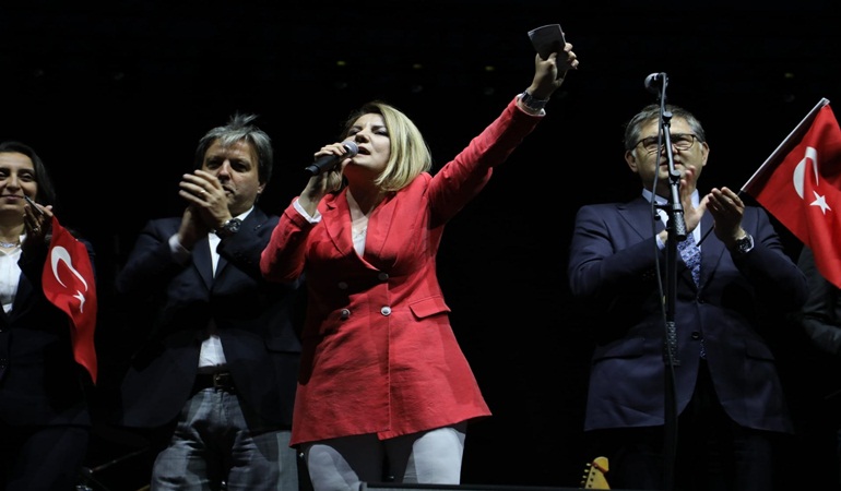 Hürriyet Athena konserinde gençlere seslendi