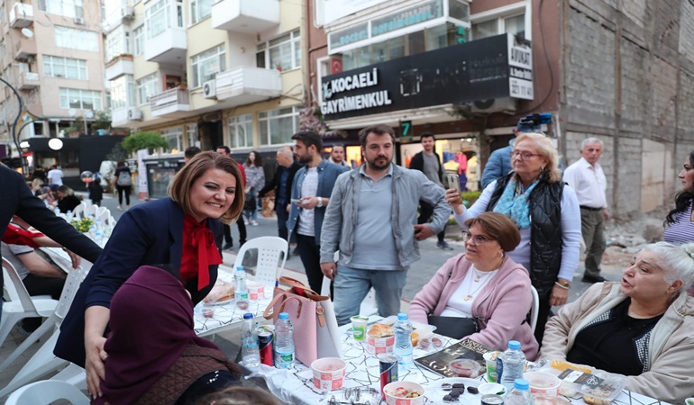 Hürriyet Rauf Orbay Sokak’ta esnaf ve vatandaşla iftar yaptı.