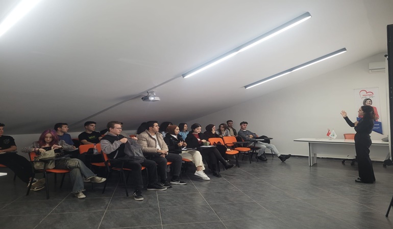 Hürriyet sözünü tuttu, Üniversiteli Pazarı’nda ücretsiz yabancı dil kursu açıldı