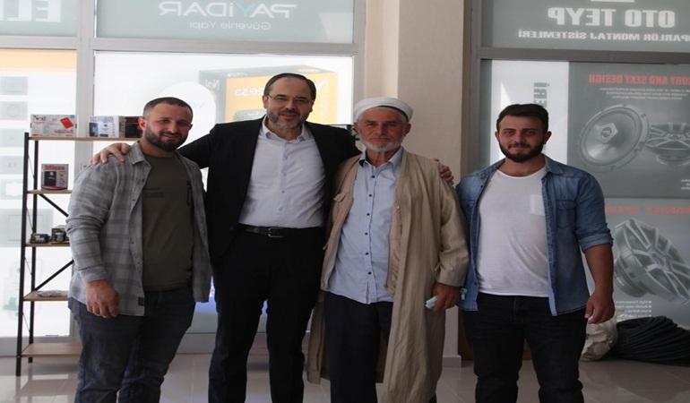 Hüseyin Ayaz esnafları açılışlarında da yalnız bırakmıyor