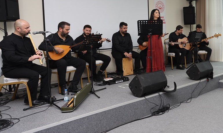 Huzurevinde müzik dinletisi