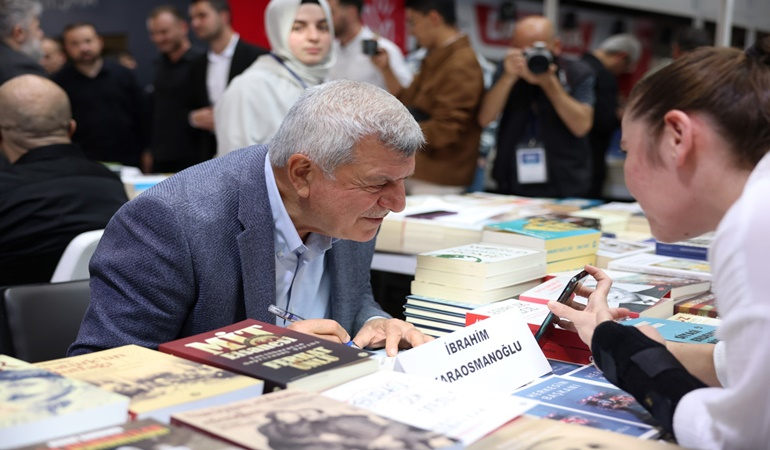 İbrahim Karaosmanoğlu, Herkesin Başkanı isimli kitabını imzaladı