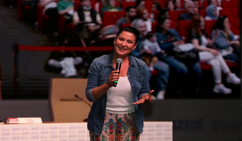 İclal Aydın: Kalbim yazmak için çarpıyor