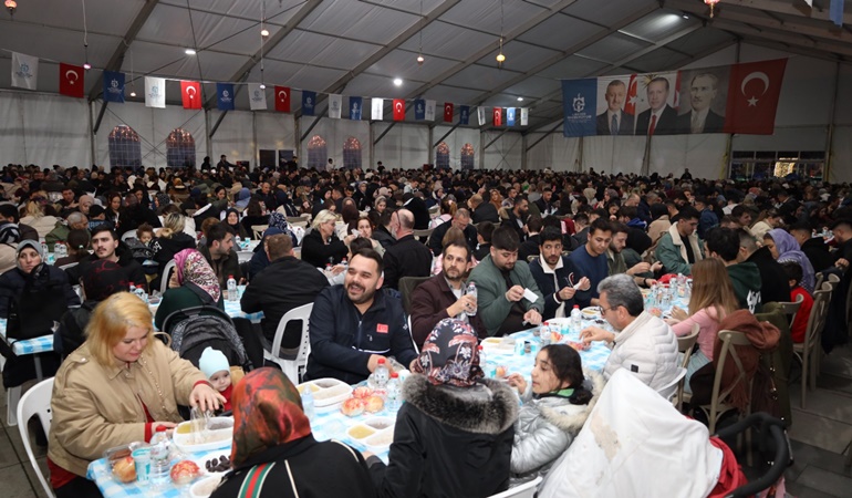 İftar saatinde Ramazan çadırı dolup taşıyor