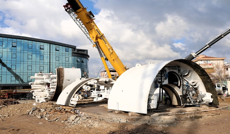 İki adet metro tüneli açma makinesi Derince’ye getirildi