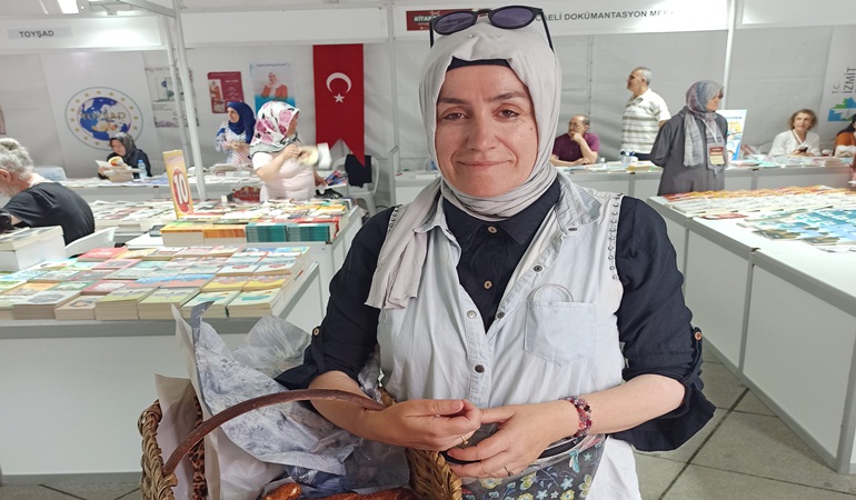 İki çocuk annesi simit satarak çocuklarını okutuyor