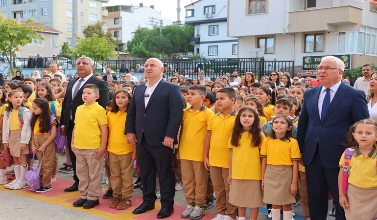 İlk ders zilinde Başkan Bıyık’tan öğrencilere destek