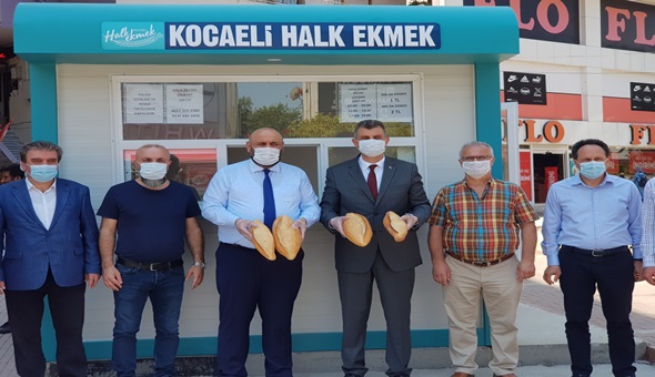 İlk halk ekmeği Başkan Sezer sattı