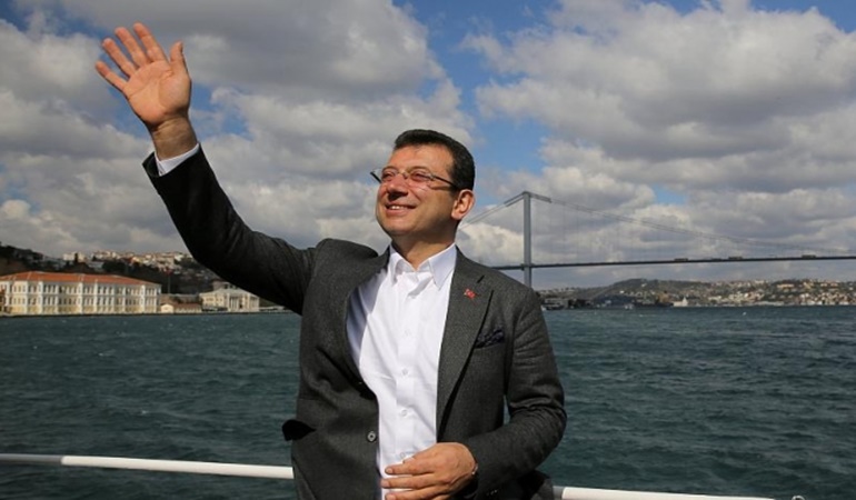 İmamoğlu, hapisten  dışarıdakilere fark attı!