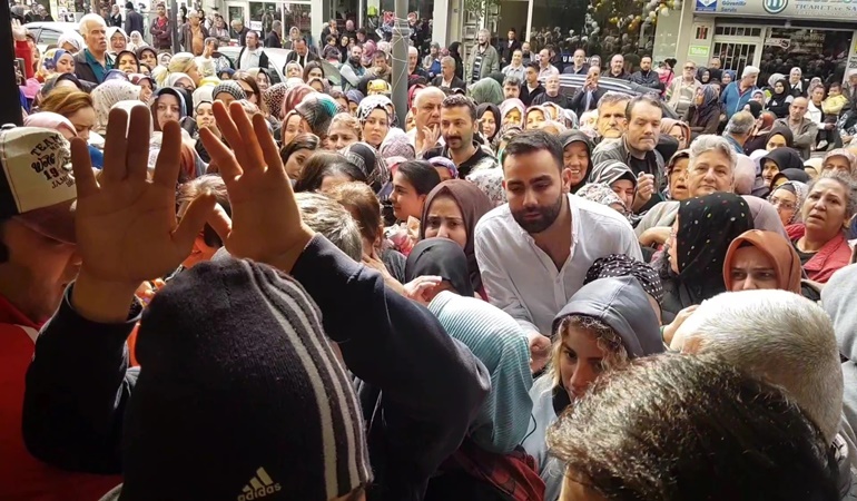 İndirimli ürünleri almak için birbirlerini ezdiler!