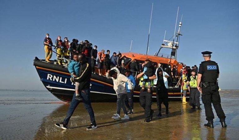 İngiltere kendi milletini korumak için sığınmacıları sınır dışı ediyor