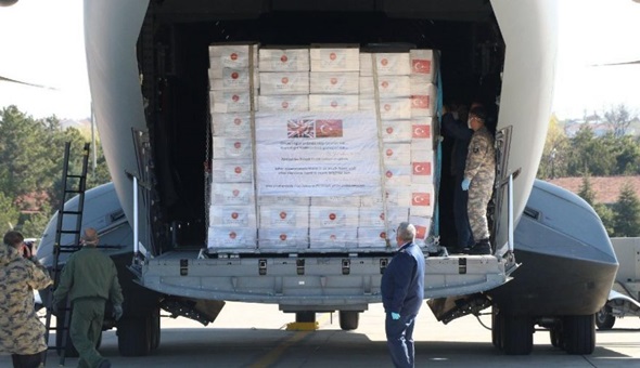 İngiltere’ye üzerinde şiir yazan kolilerle yardım gönderdik