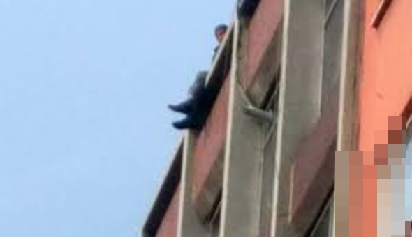 İş merkezinin çatısına çıkıp intihara kalkıştı