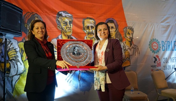 İşçilerden Başkan Hürriyet'e emek ödülü