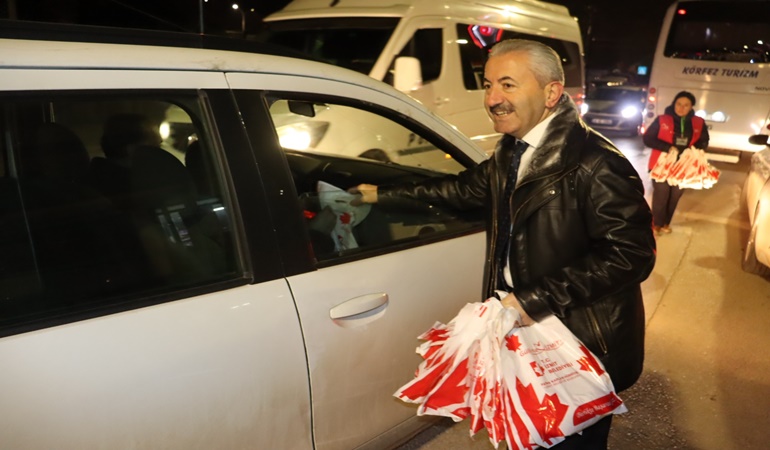 İşe giden emekçilere ikram