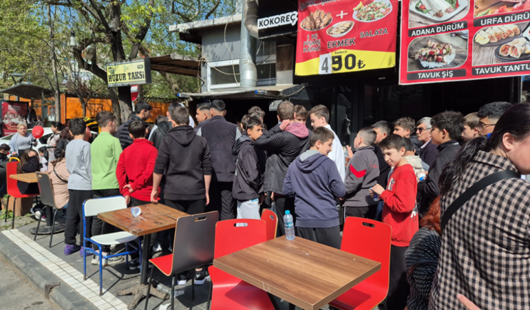 İşte uçan Türkiye! Beleş kokoreç izdihamı